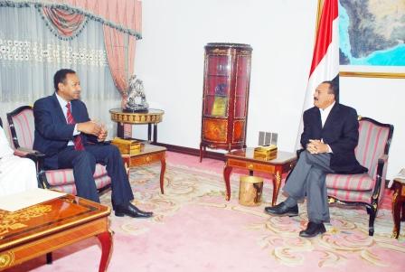 رئيس الجمهورية أثناء لقائه أمس مستشار الرئيس السوداني